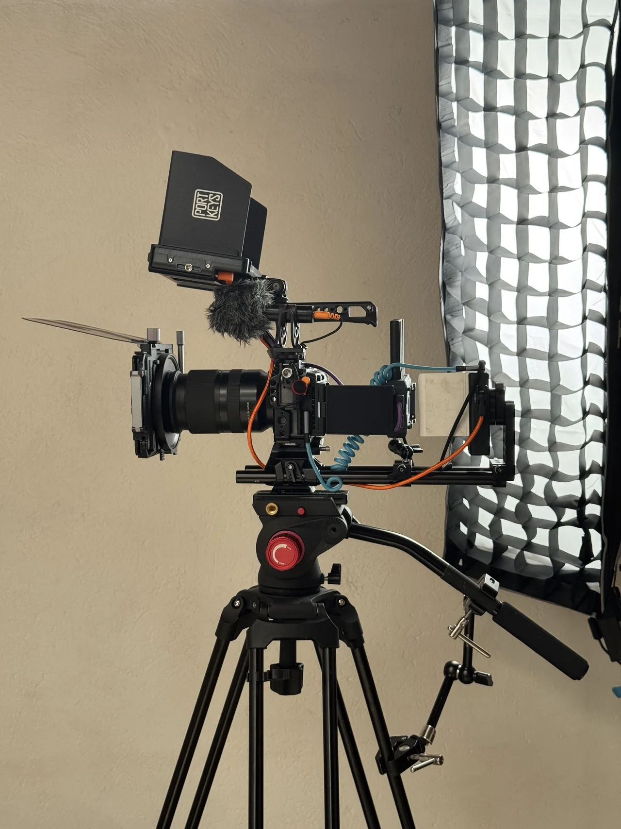 Cámara profesional preparada para una producción audiovisual